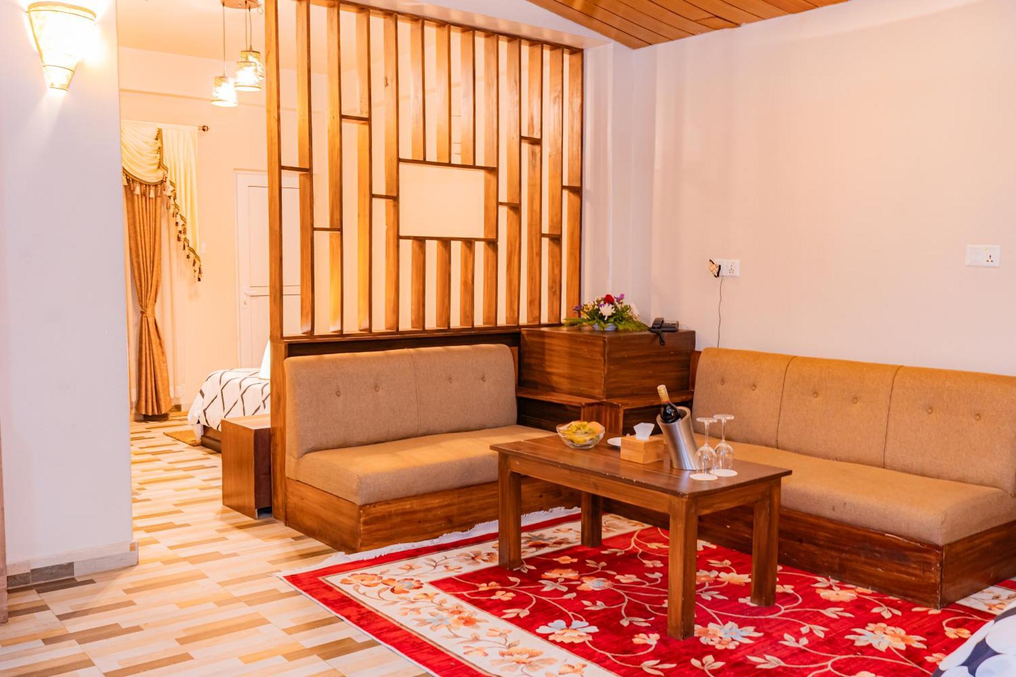 Busy Bee Resort, Pokhara Buitenkant foto