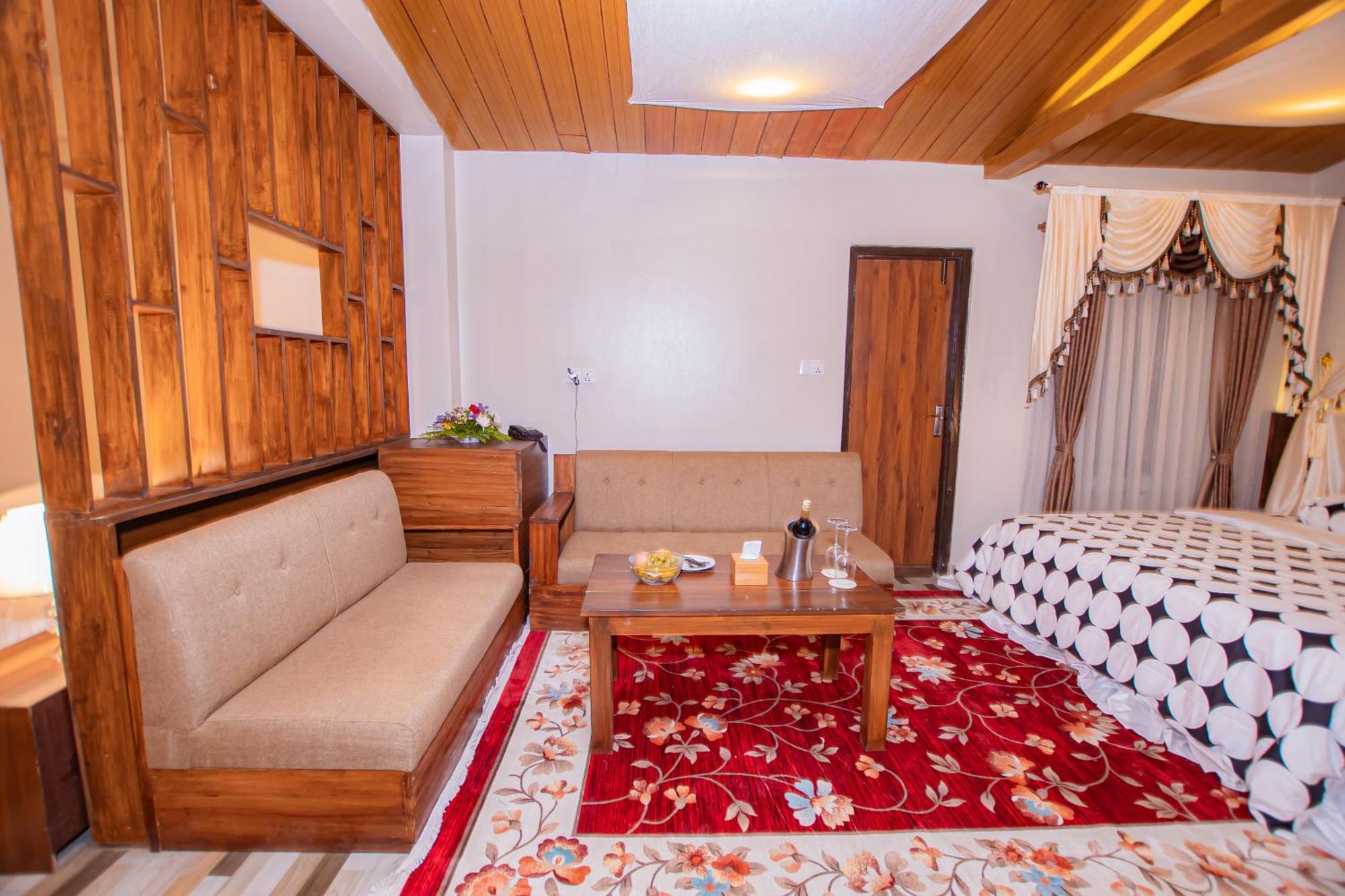 Busy Bee Resort, Pokhara Buitenkant foto