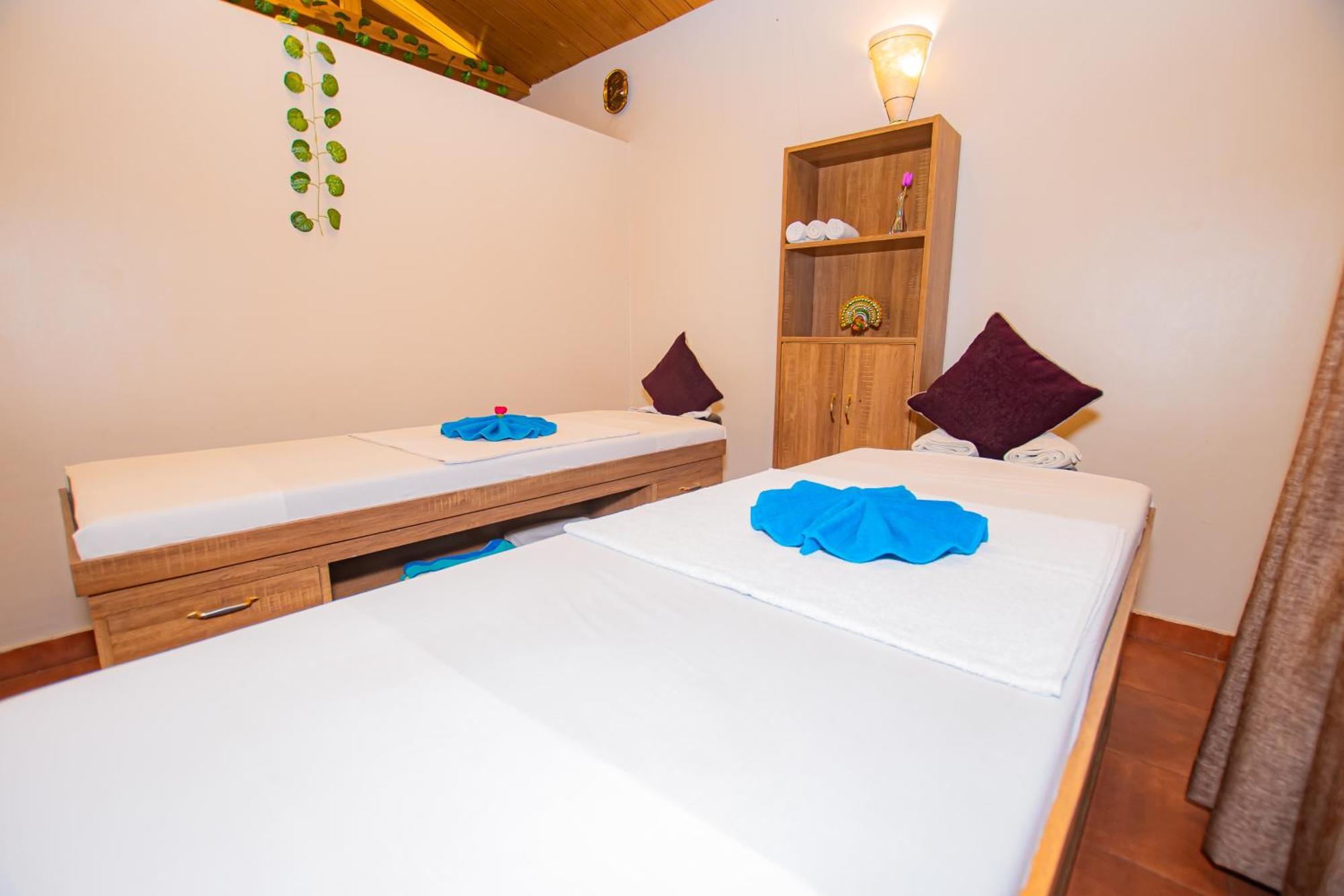 Busy Bee Resort, Pokhara Buitenkant foto