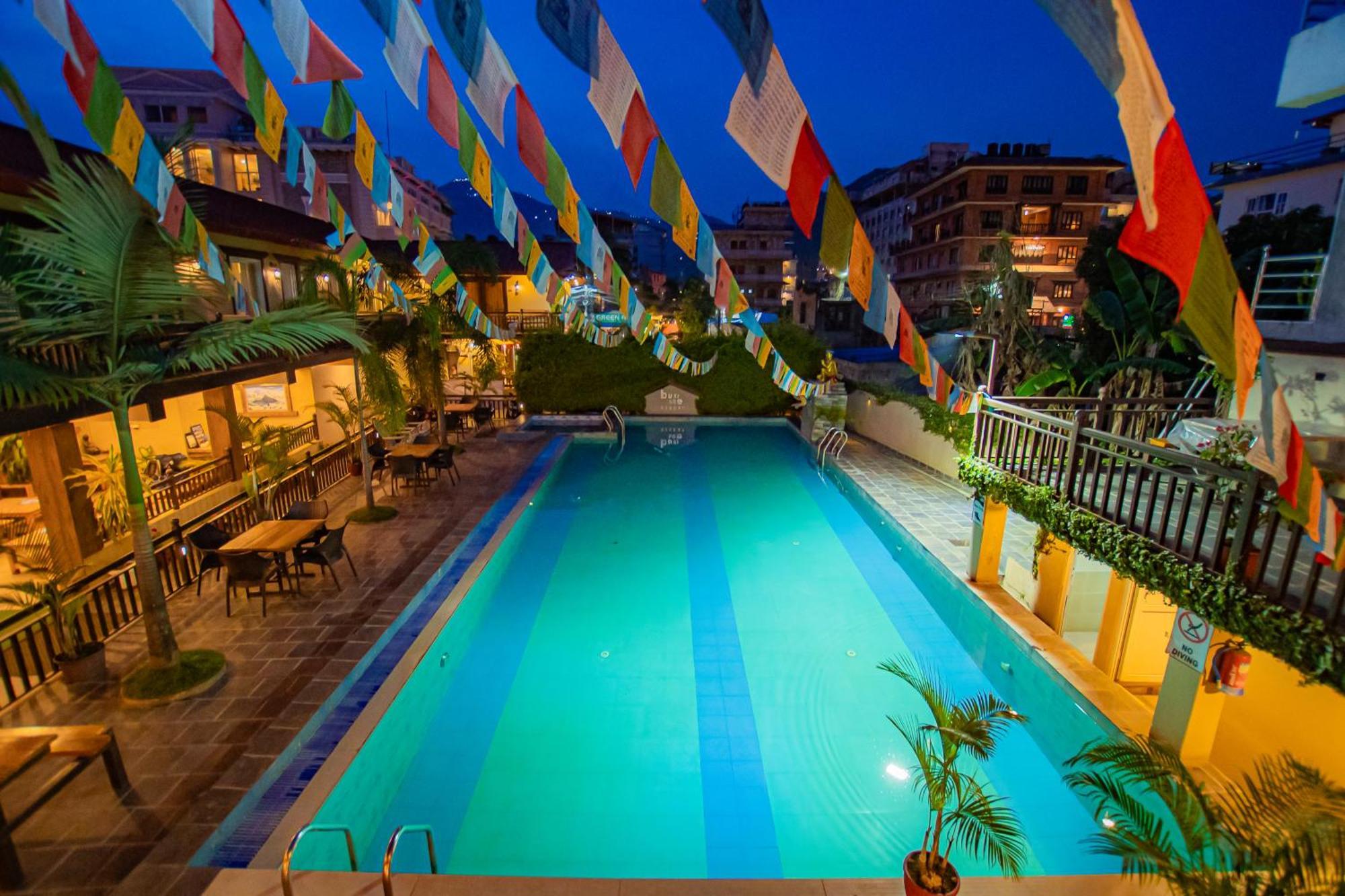 Busy Bee Resort, Pokhara Buitenkant foto