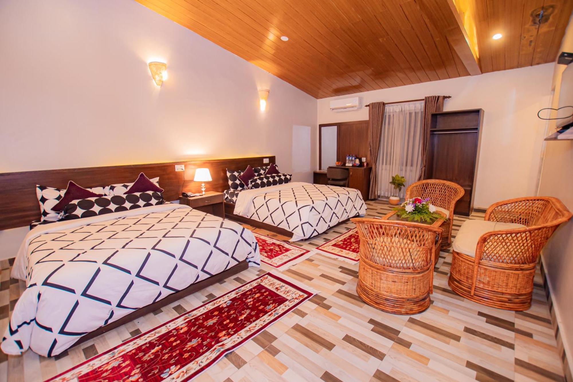 Busy Bee Resort, Pokhara Buitenkant foto