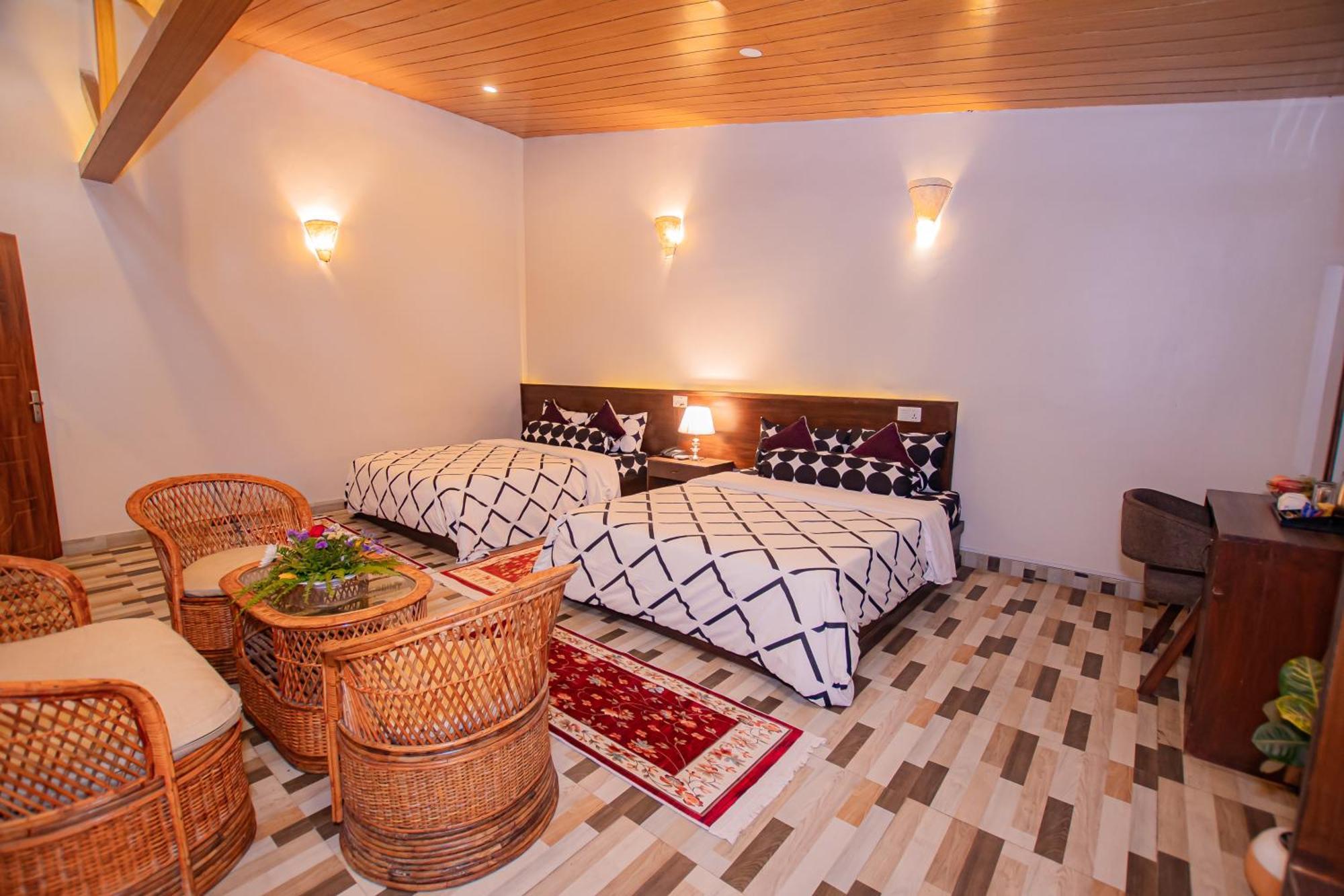 Busy Bee Resort, Pokhara Buitenkant foto