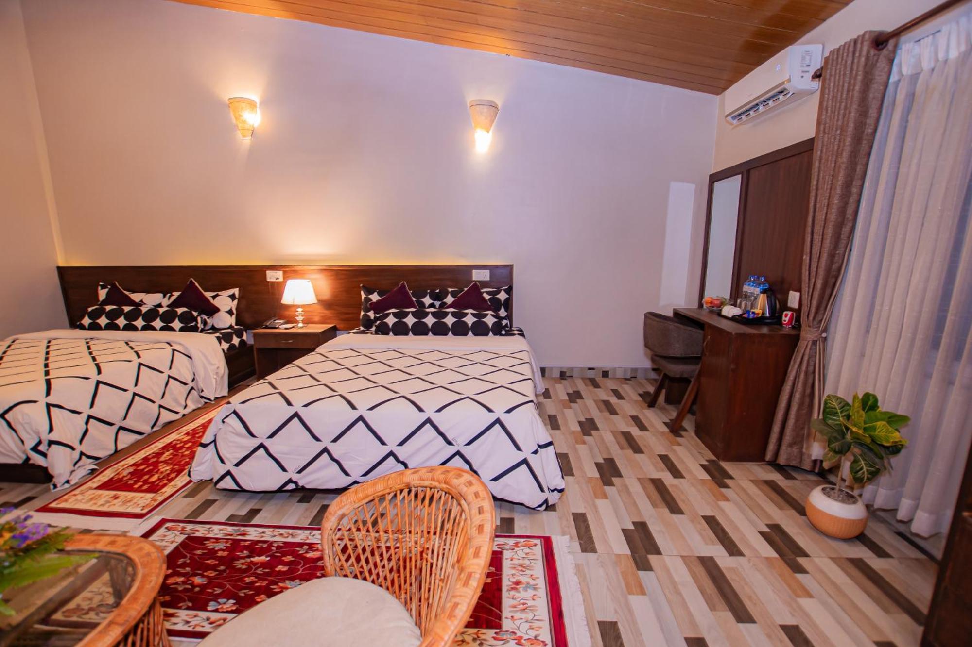 Busy Bee Resort, Pokhara Buitenkant foto