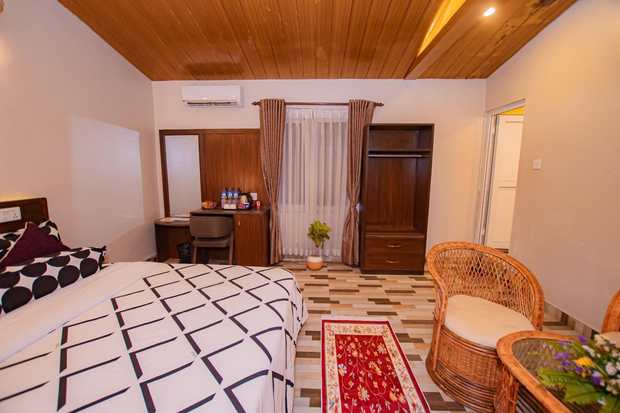 Busy Bee Resort, Pokhara Buitenkant foto