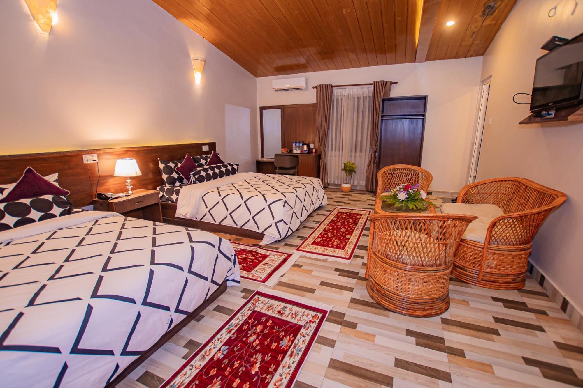 Busy Bee Resort, Pokhara Buitenkant foto