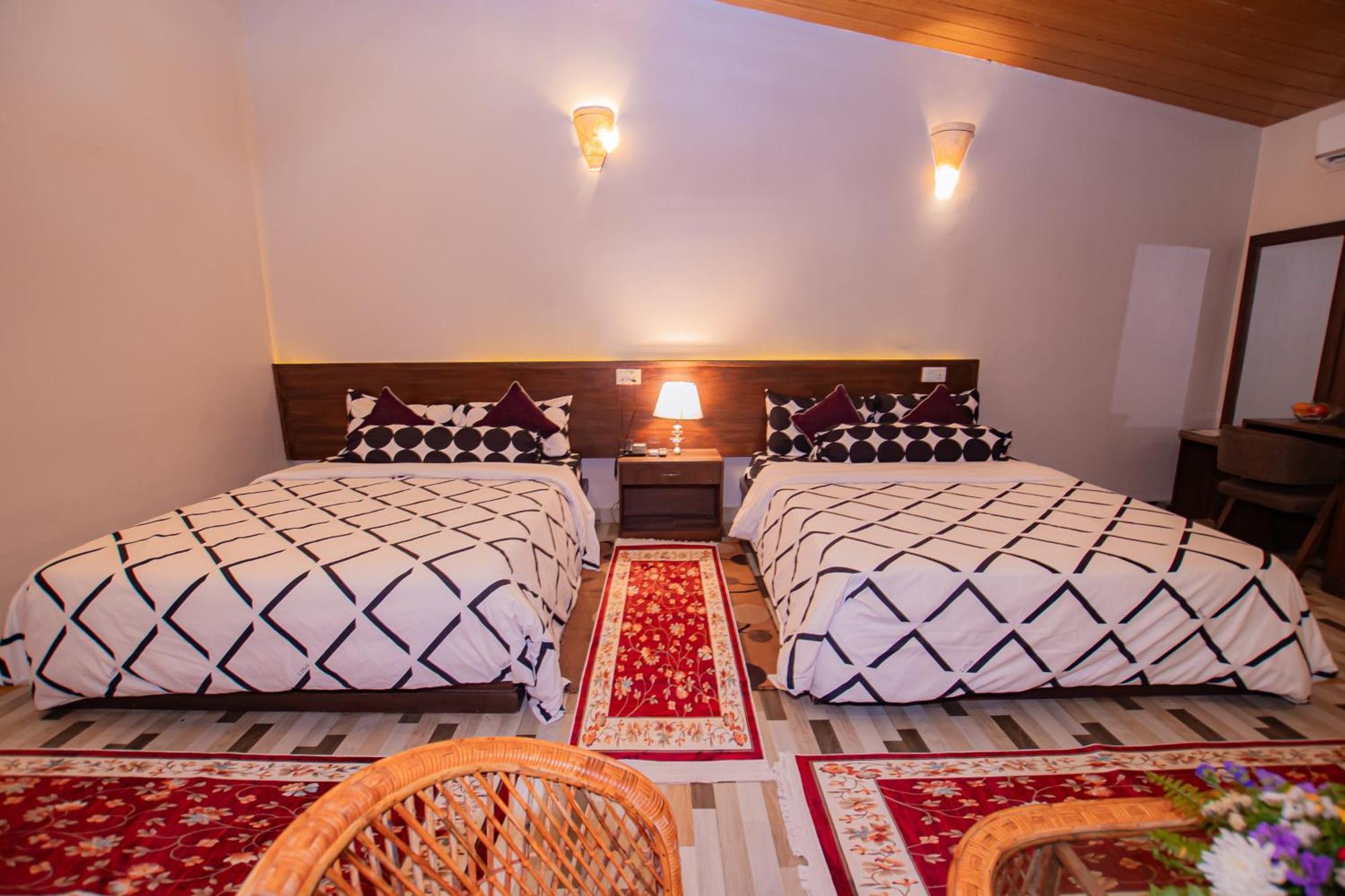 Busy Bee Resort, Pokhara Buitenkant foto