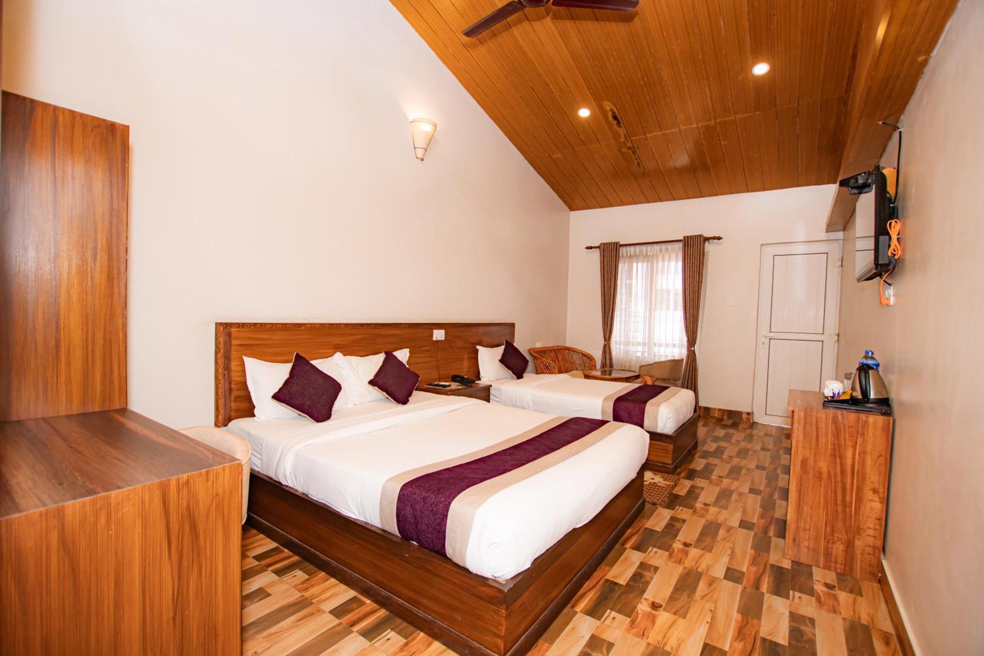 Busy Bee Resort, Pokhara Buitenkant foto