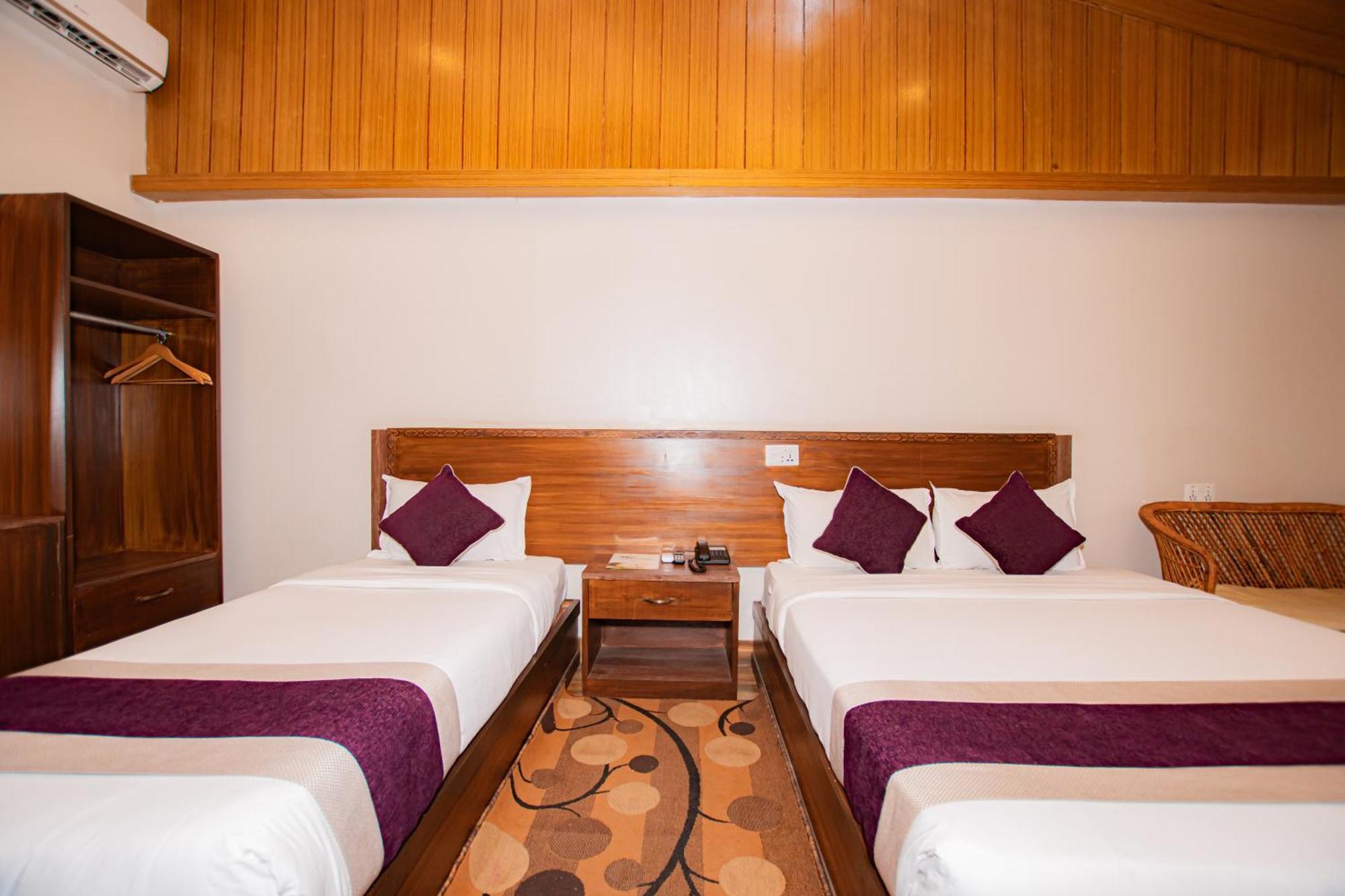 Busy Bee Resort, Pokhara Buitenkant foto