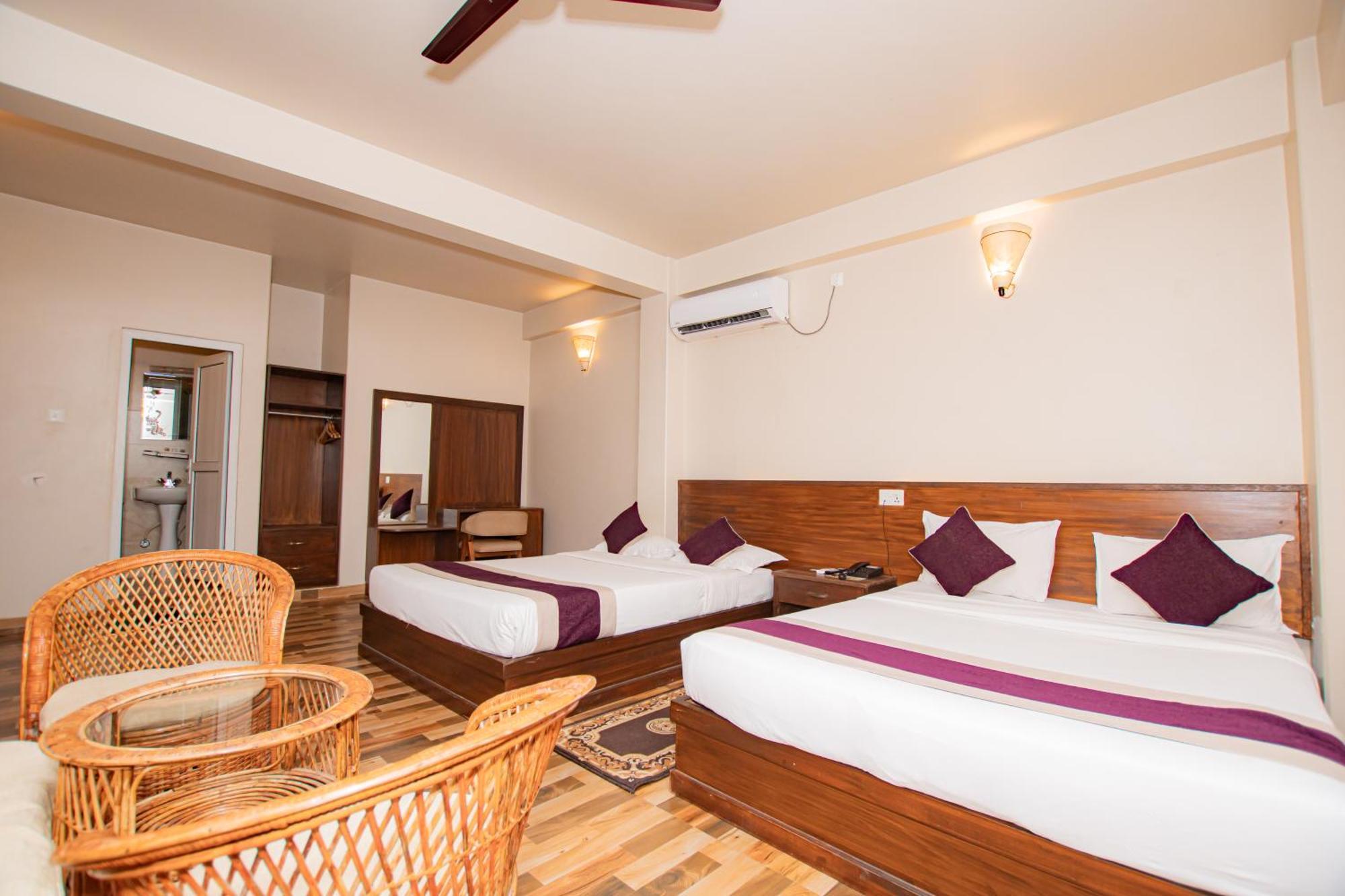 Busy Bee Resort, Pokhara Buitenkant foto