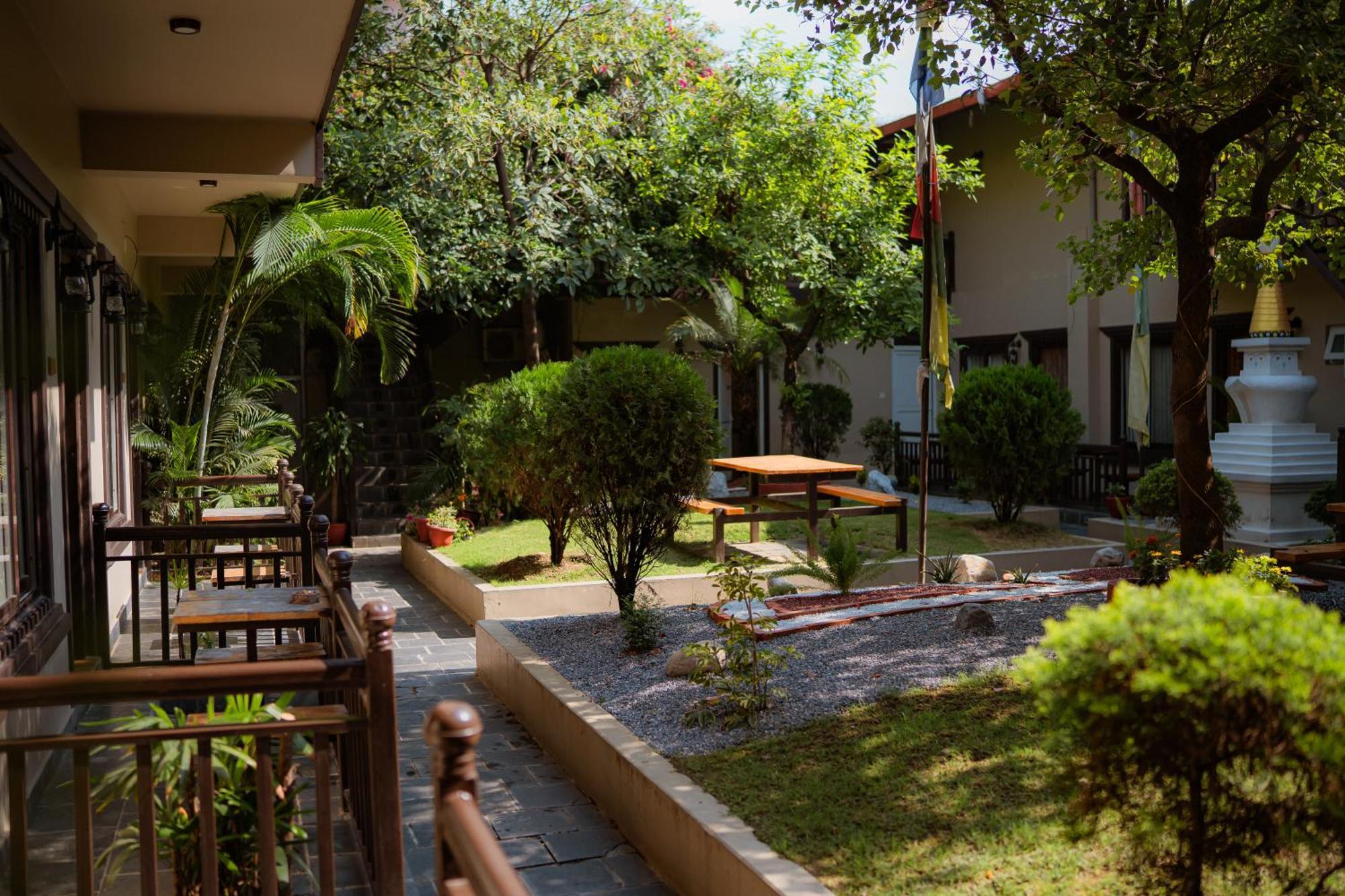 Busy Bee Resort, Pokhara Buitenkant foto