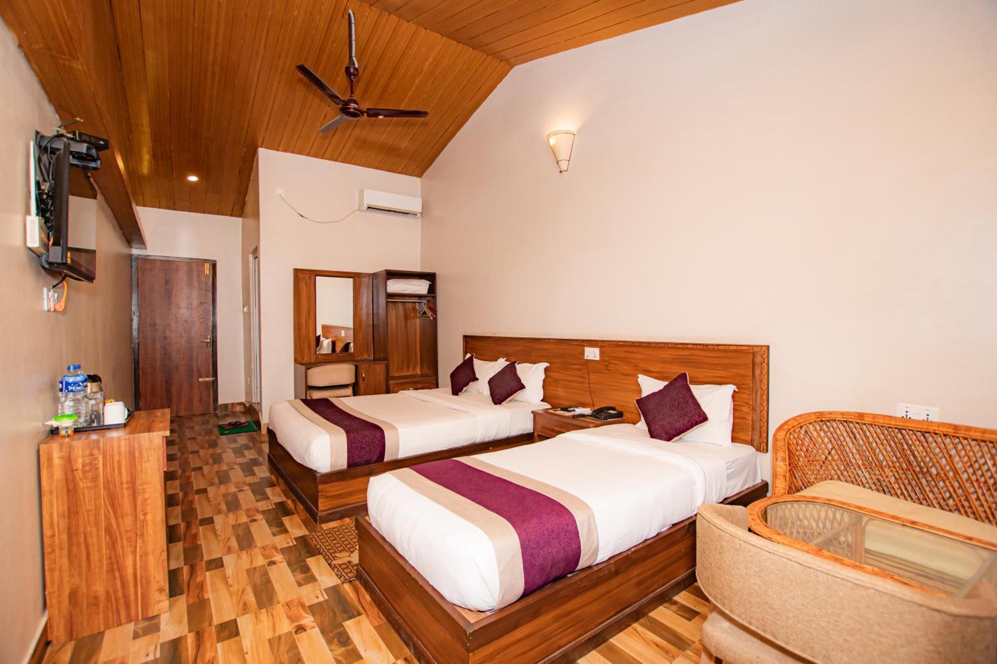 Busy Bee Resort, Pokhara Buitenkant foto