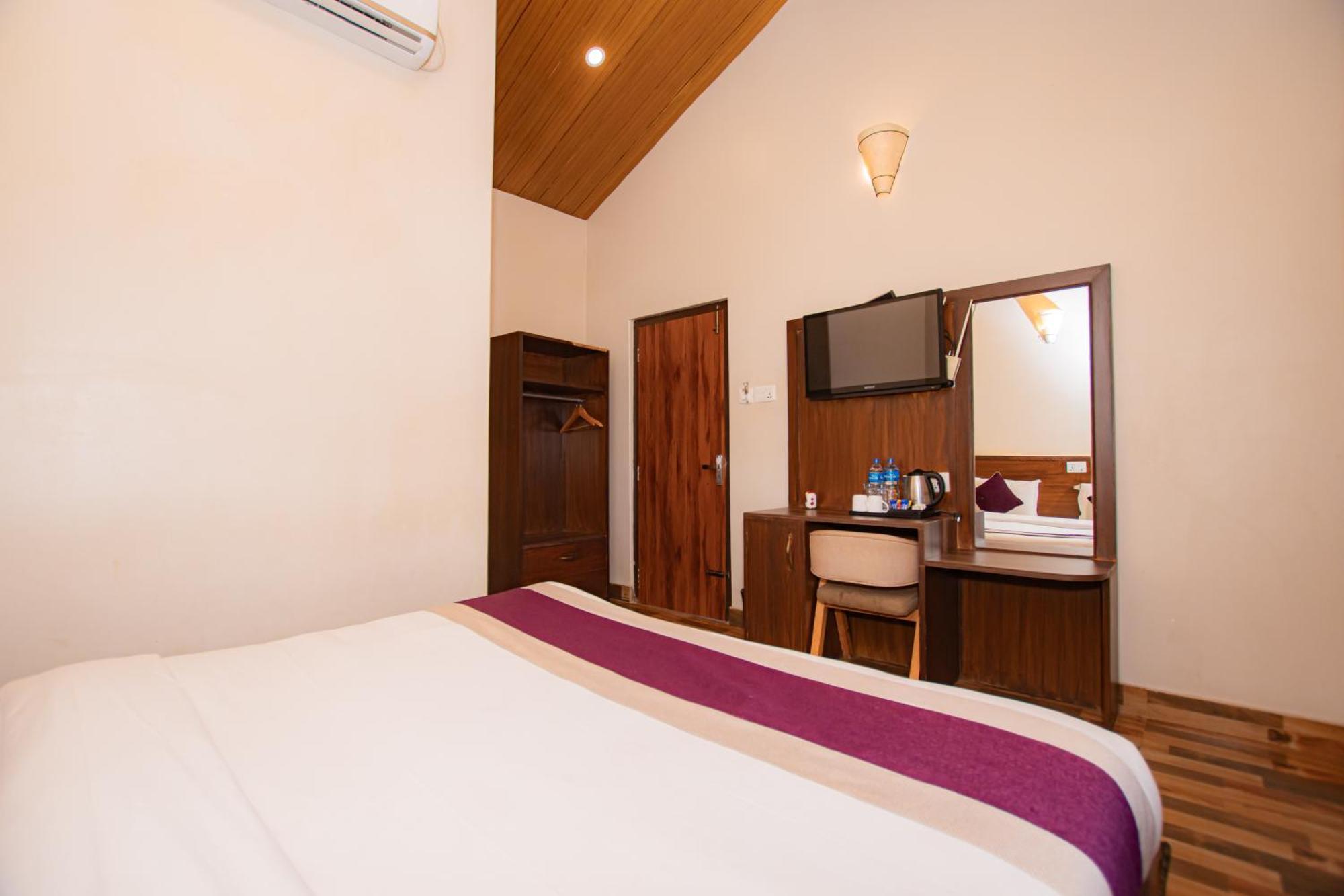 Busy Bee Resort, Pokhara Buitenkant foto
