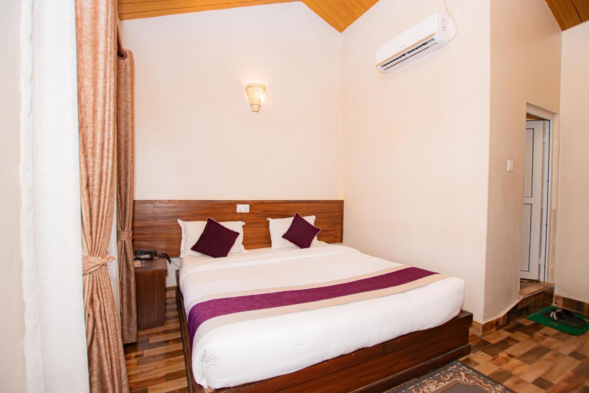 Busy Bee Resort, Pokhara Buitenkant foto