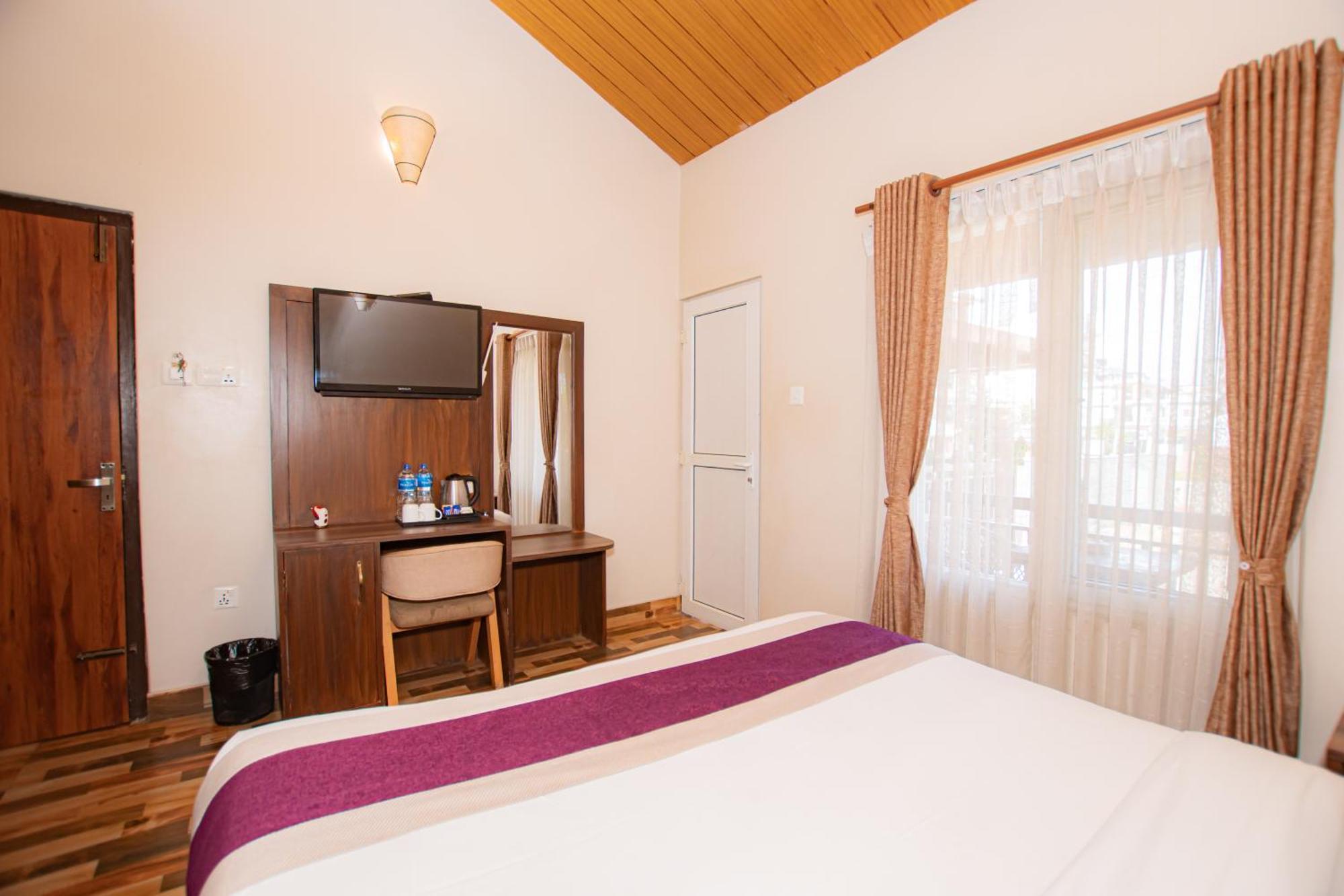 Busy Bee Resort, Pokhara Buitenkant foto