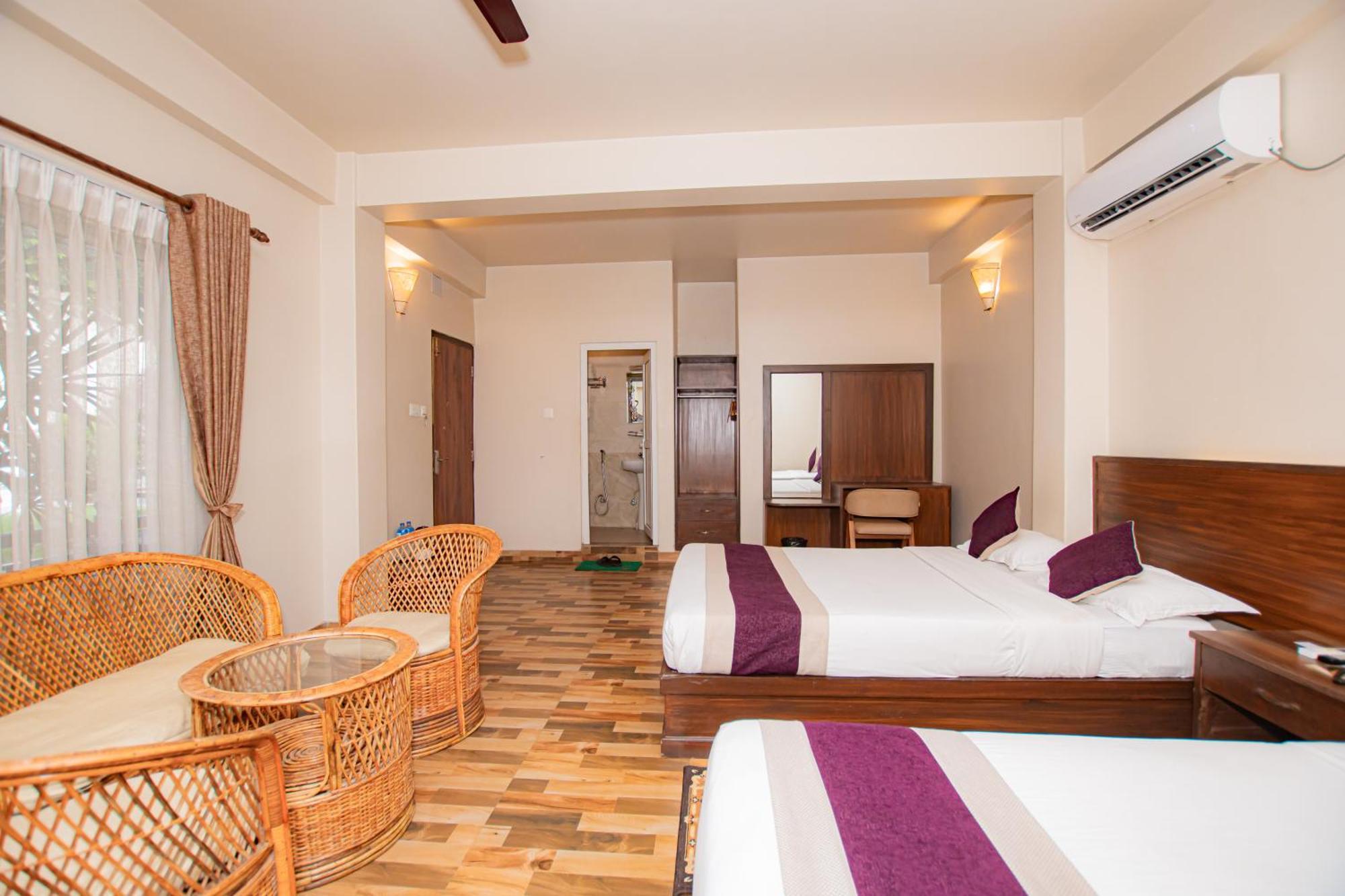 Busy Bee Resort, Pokhara Buitenkant foto
