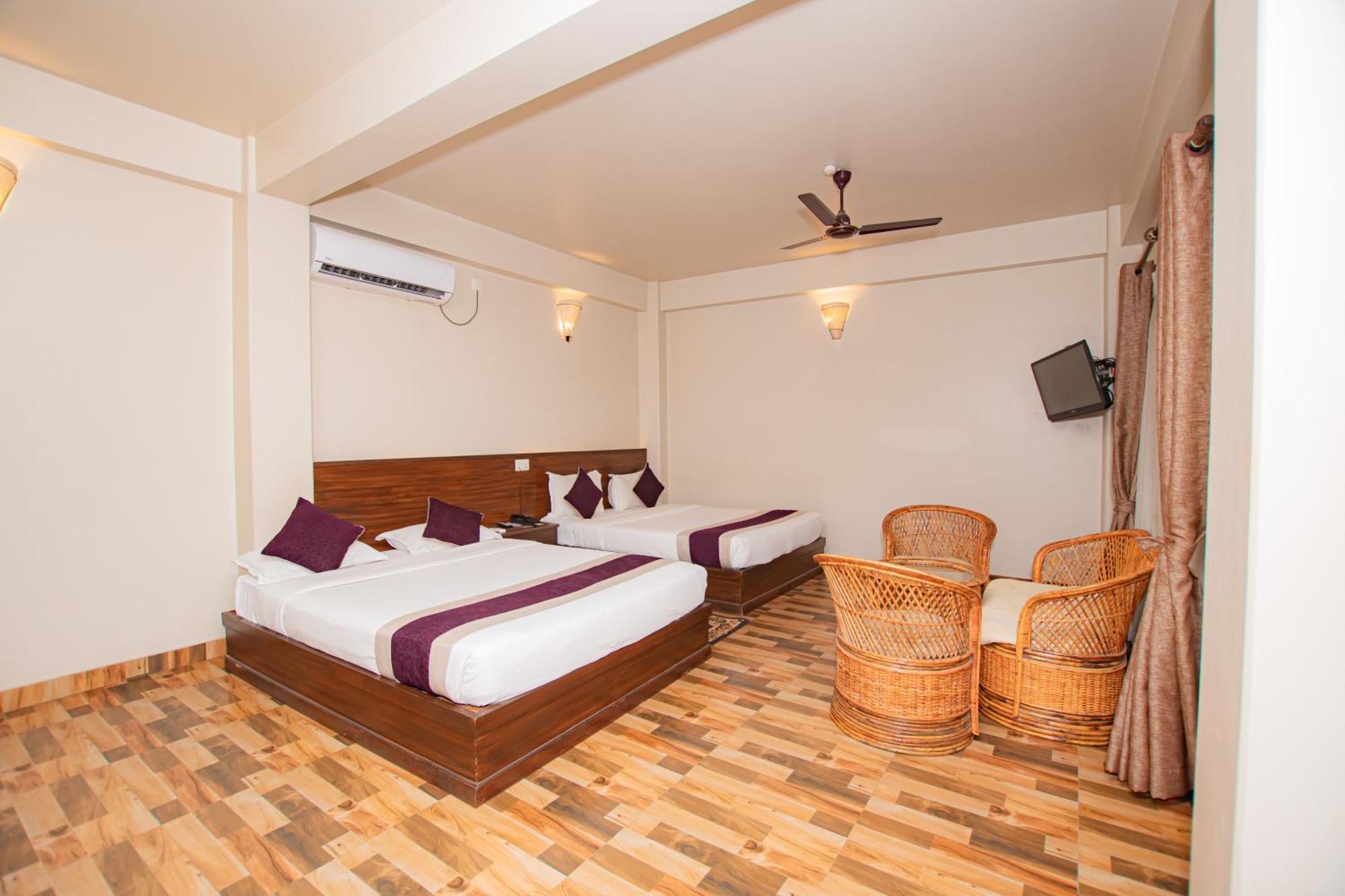 Busy Bee Resort, Pokhara Buitenkant foto