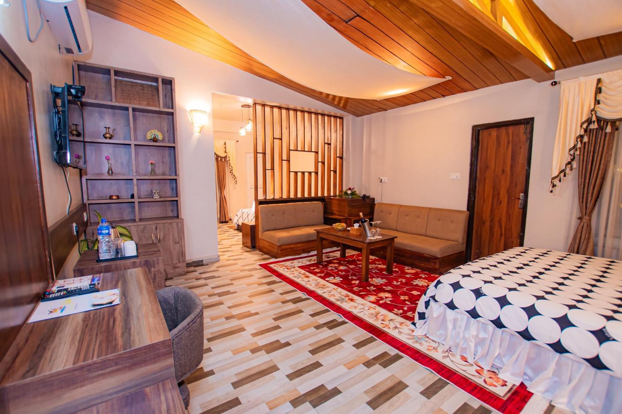 Busy Bee Resort, Pokhara Buitenkant foto